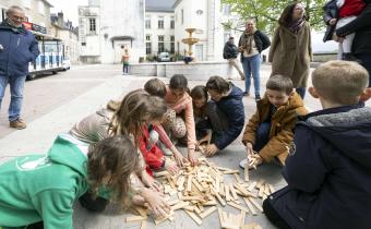 Des enfants en train de faire des jeux en bois