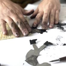 Atelier de gravure - main et encre