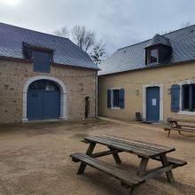 Devanture de la ferme sur les bâtiments que l on voit de la route. Ferme guilhembaque laroin. Bâtiment bureau et café asso. Atelier de formation