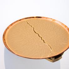 Oeuvre d'art en forme de coupelle remplie de cire