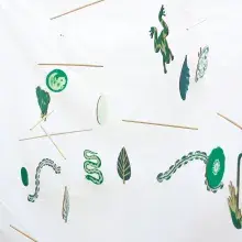 Test de réalisation d'un mobile composé de formes animales et végétales issues du livre Eclore de Gaby Bazin