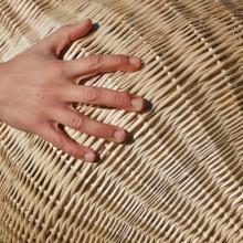 La vannerie, un tissage de liens entre les mains et l'osier
