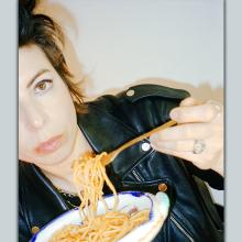 Mademoiselle K mangeant des pâtes !