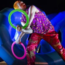 Jongleur aux vêtements flashy