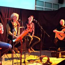 4 conteurs avec leur instrument de musique