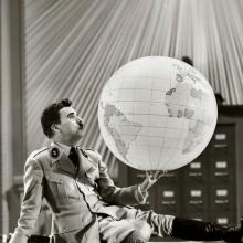 Charlie Chaplin prenant les traits d'Hitler et faisant danser le globe terrestre entre ses mains