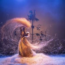 Un homme fait tourner de façon artistique de la paille