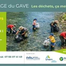Nettoyage par des personnes de la rivière