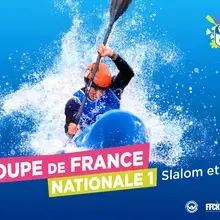 Kayakiste en plein effort sur un fond bleu