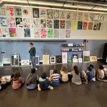 Les 22 CE2-CM1 de l'école Lalanne de Billère sont assis dans le hall d'accueil du Bel Ordinaire. lls regardent les œuvres qu'ils ont sélectionnées dans l'artothèque de l'espace d'art, à la recherche d'un titre pour l'exposition qui sera présentée du 23 septembre 2026 au 2 janvier 2027.