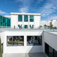 Vue des façades et de l'atrium de l'école supérieure d'art des Pyrénées