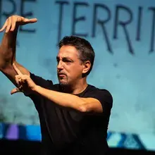 Une pièce de Visual Vernacular présentée par Erwan en LSF , invité à la JMS Pau 2026.