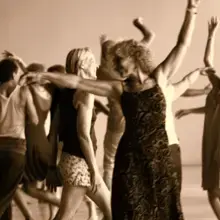 Des personnes qui pratiquent la danse arc en ciel, pratique de danse libre