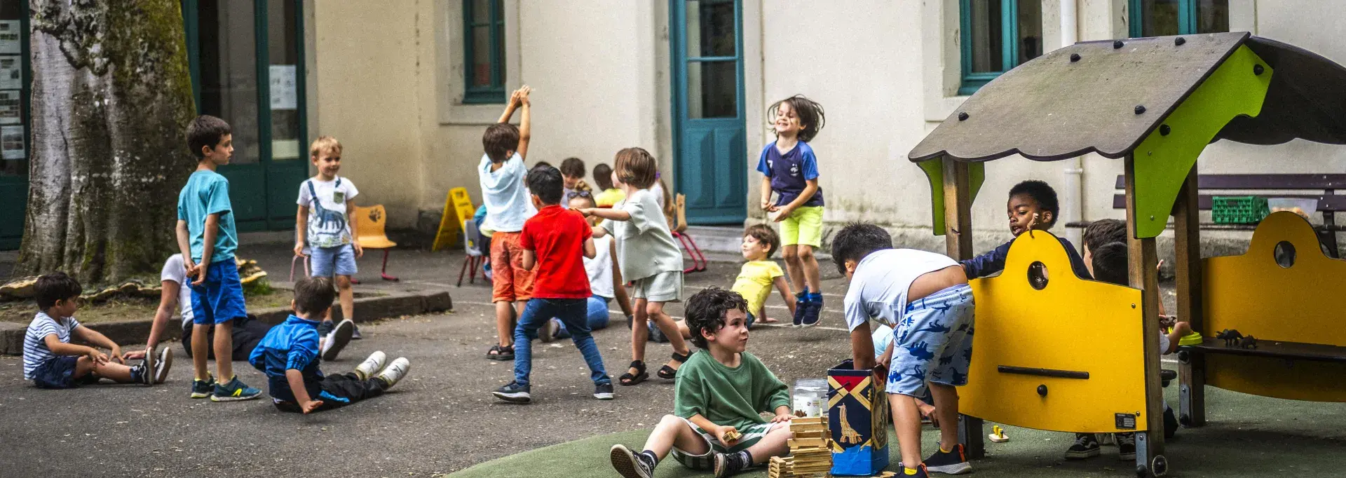 Des enfants dans une cours de récréation
