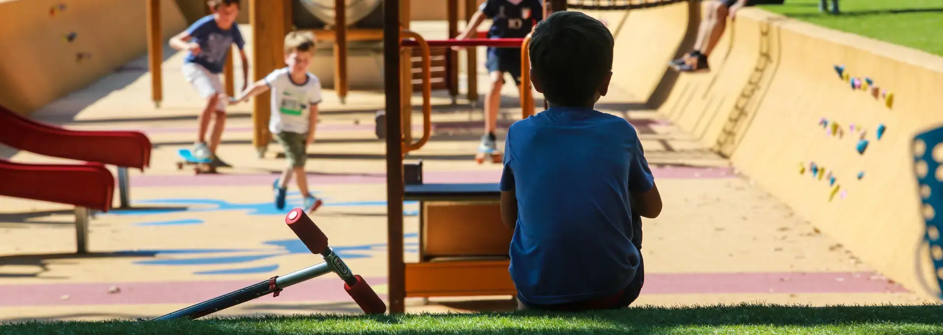 Un enfant de dos au parc de Sers