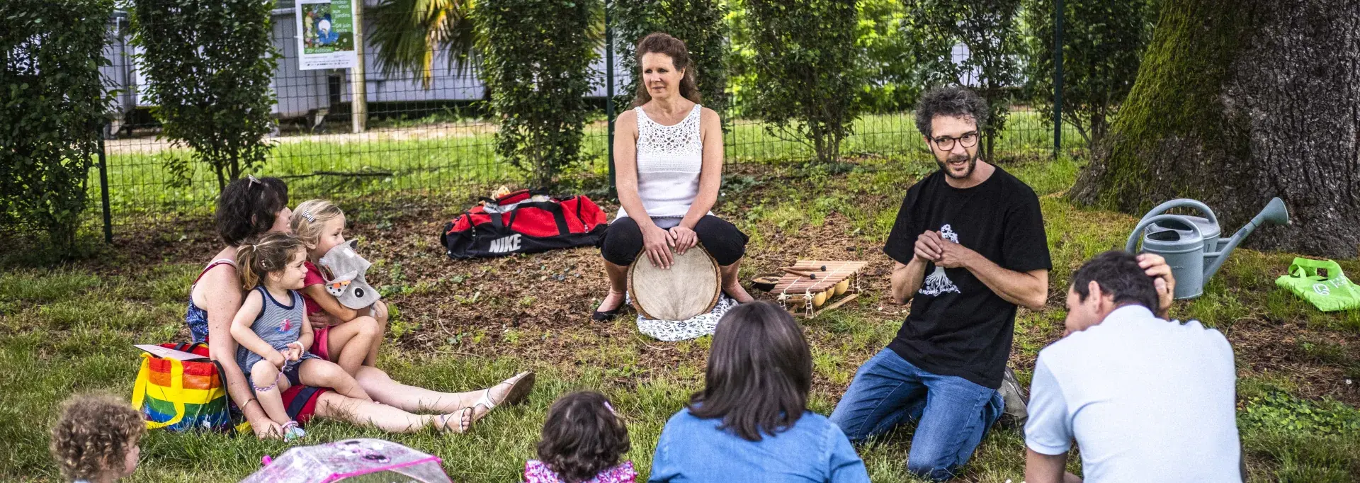 Plusieurs personnes réunies pour discuter