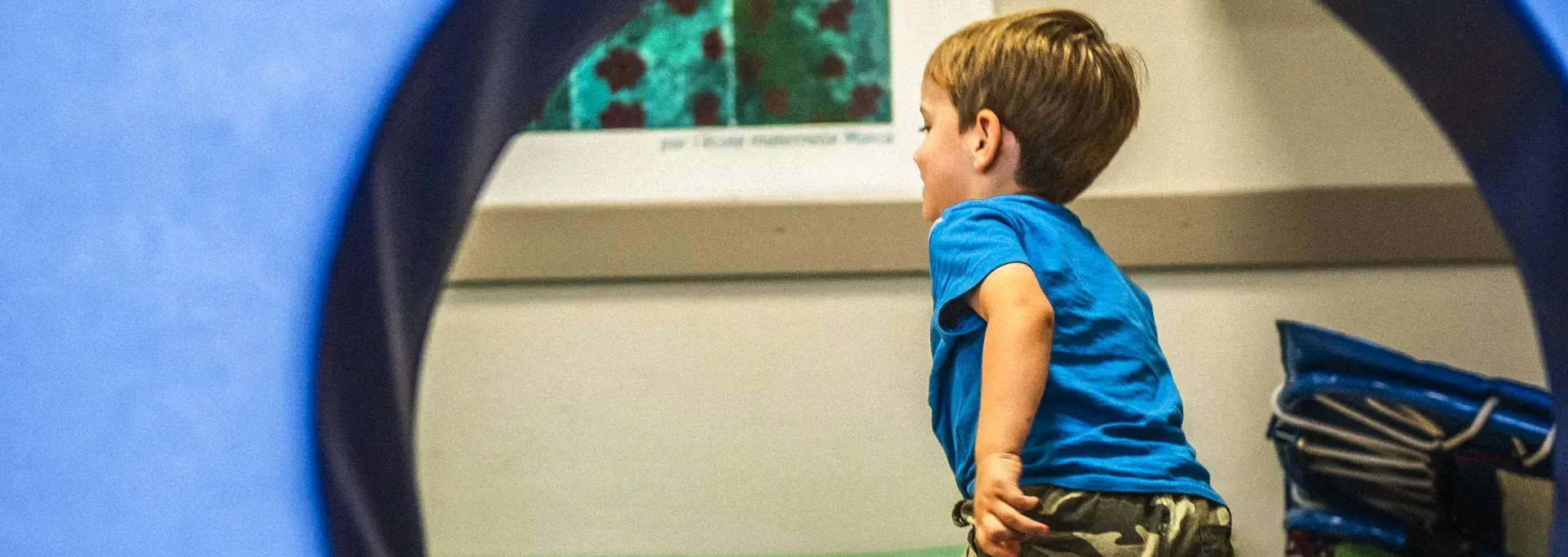 Des personnes devant des ordinateurs