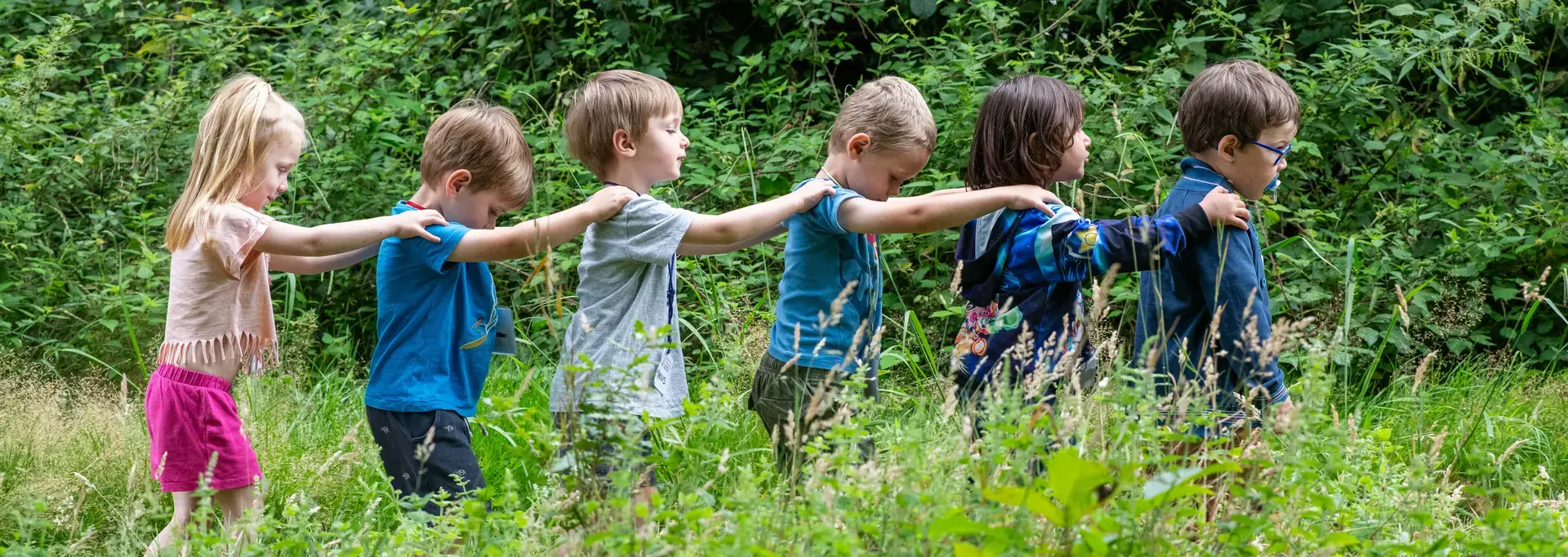 Des enfants en file indienne 