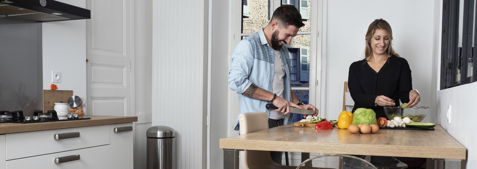 Un couple dans la cuisine