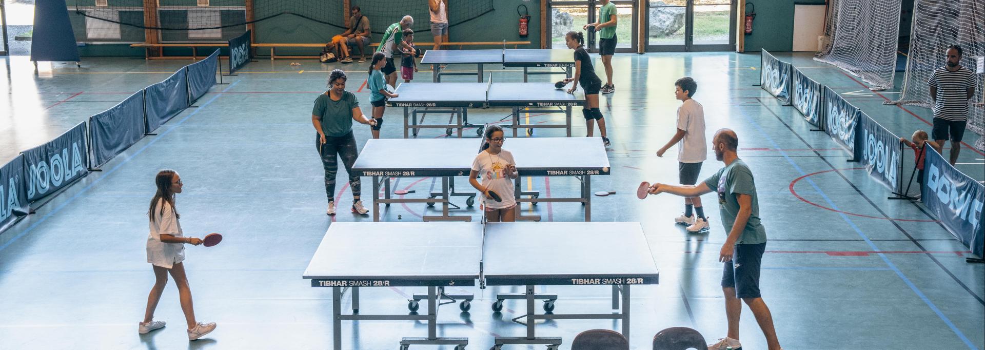 Des enfants en train de jouer au tennis de table