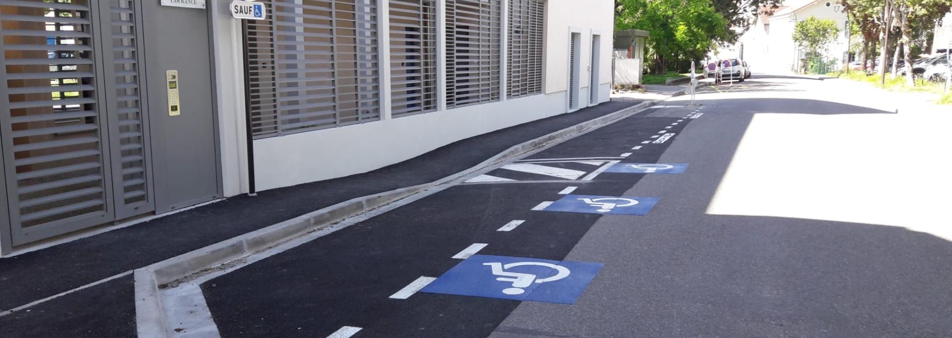 Place de stationnement pour les personnes en situation de handicap
