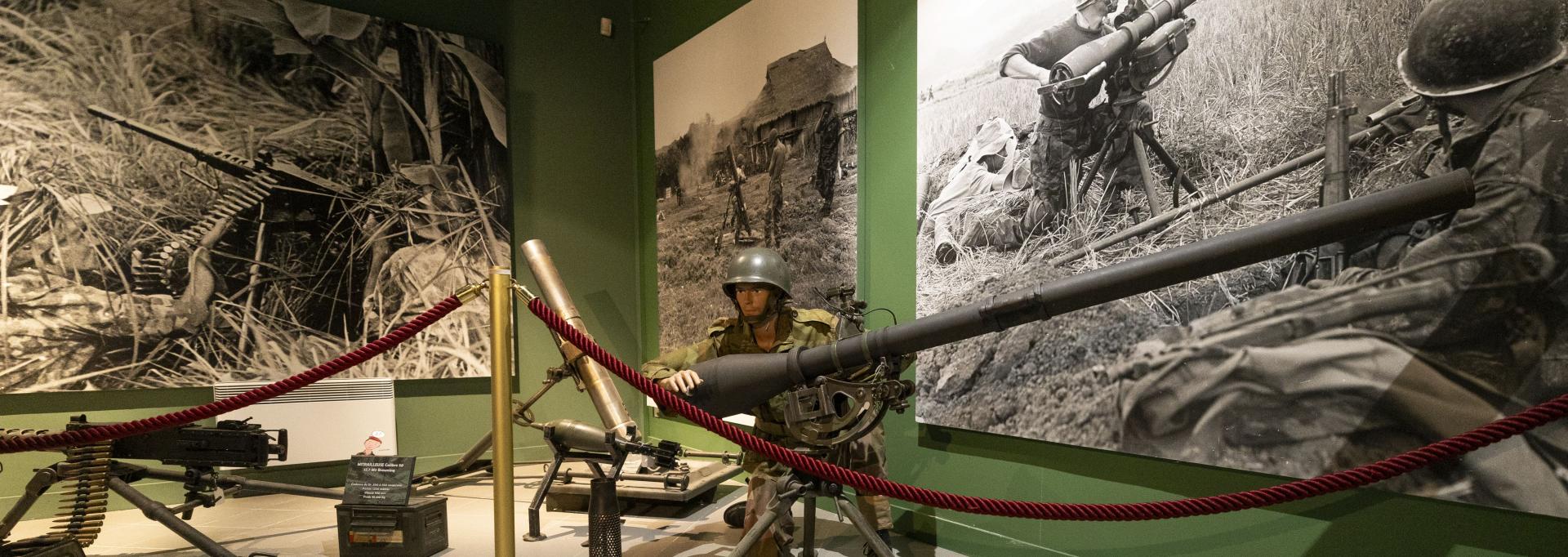 Un soldat au musée des parachutistes