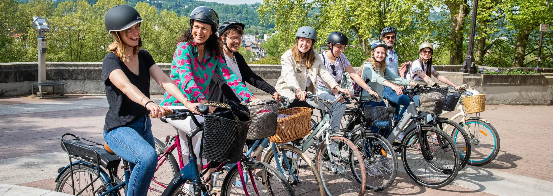 Groupe de cyclistes en ville