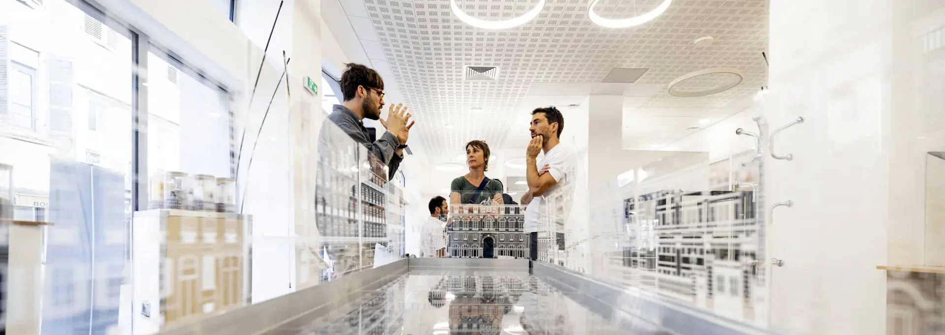 Echanges entre deux personnes à la maison de l'habitat et du patrimoine