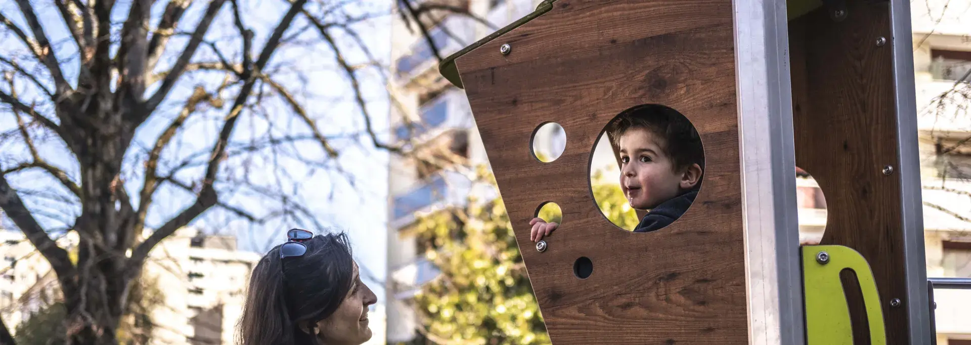 Un enfant et sa mère dans un parc
