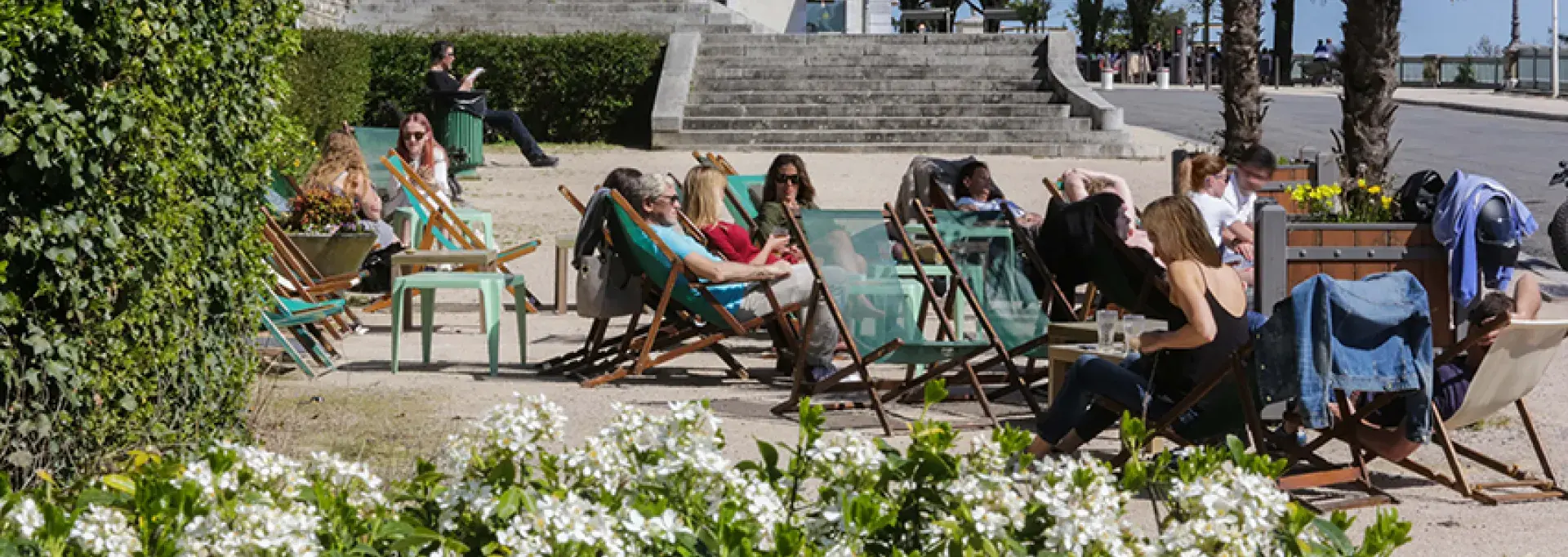 Plusieurs personnes en terrasse sur le boulevard des pyrénées