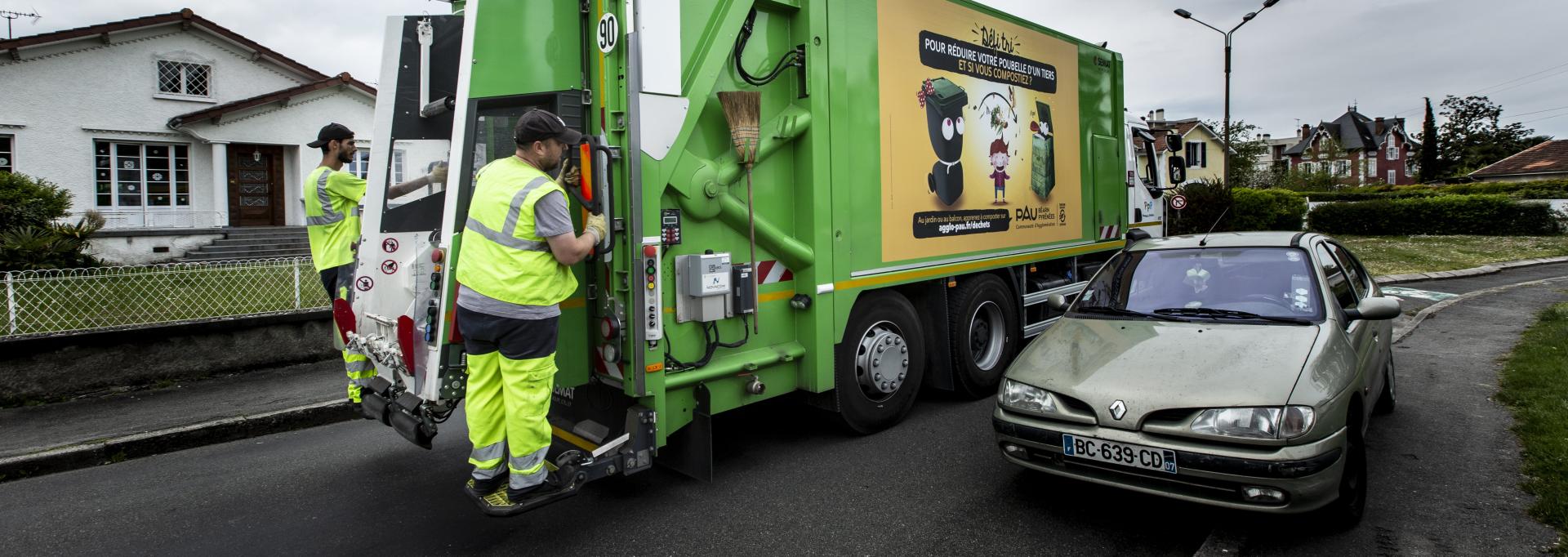 Une collecte des déchets dans les rues de Pau
