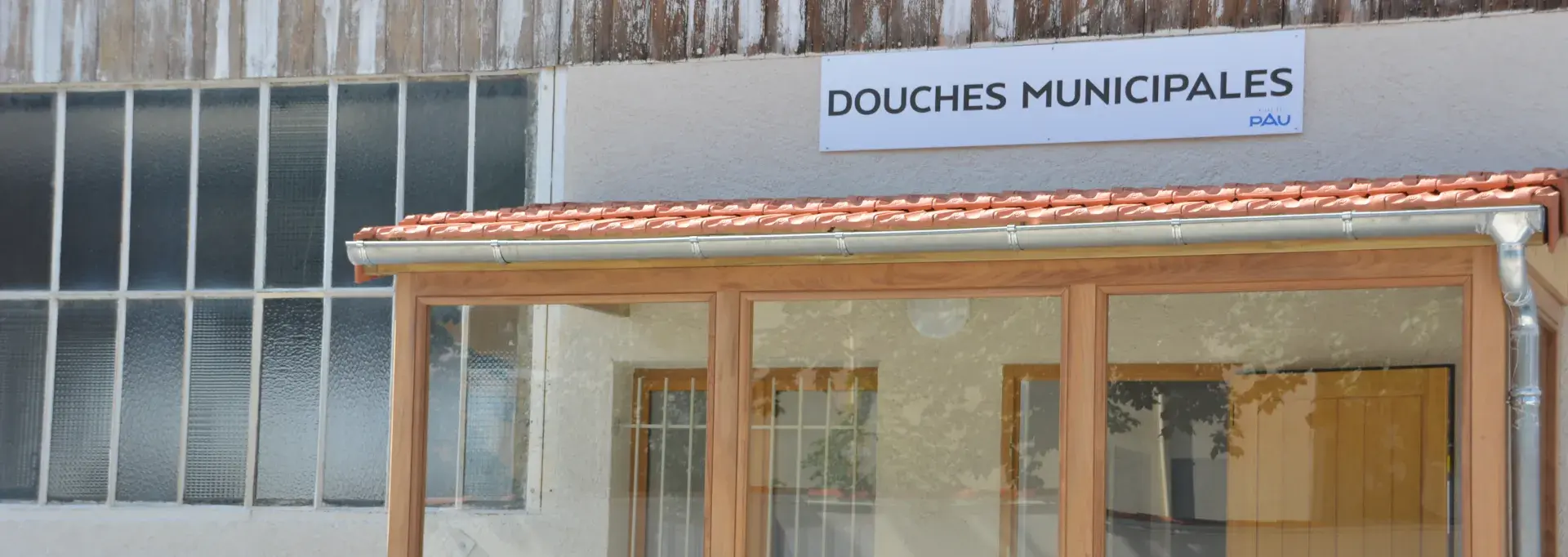 Entrée des douches municipales