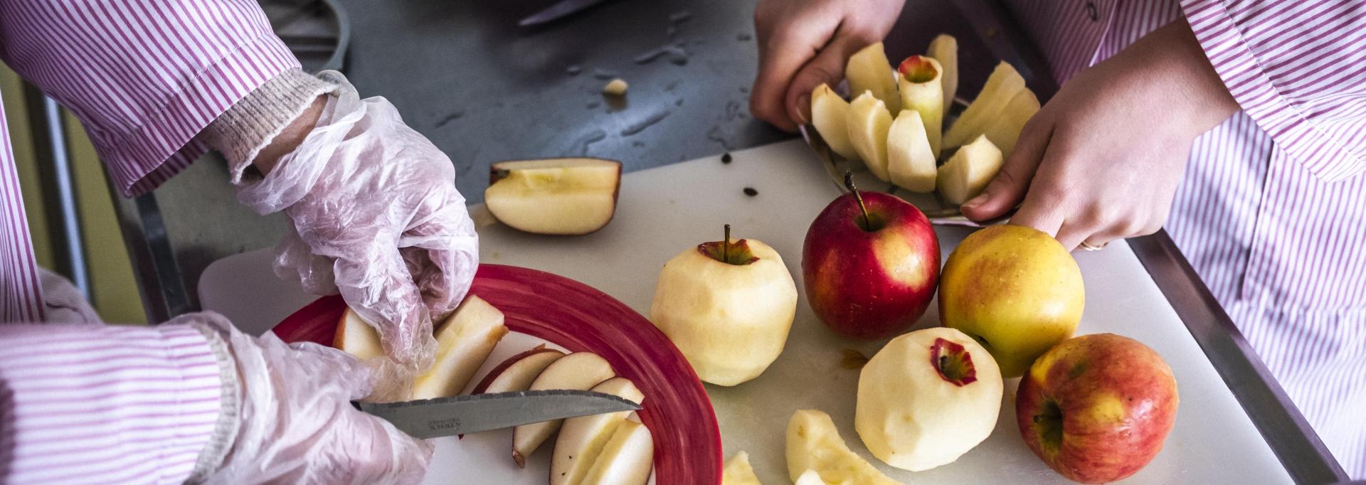 Découpe de pommes à la cantine