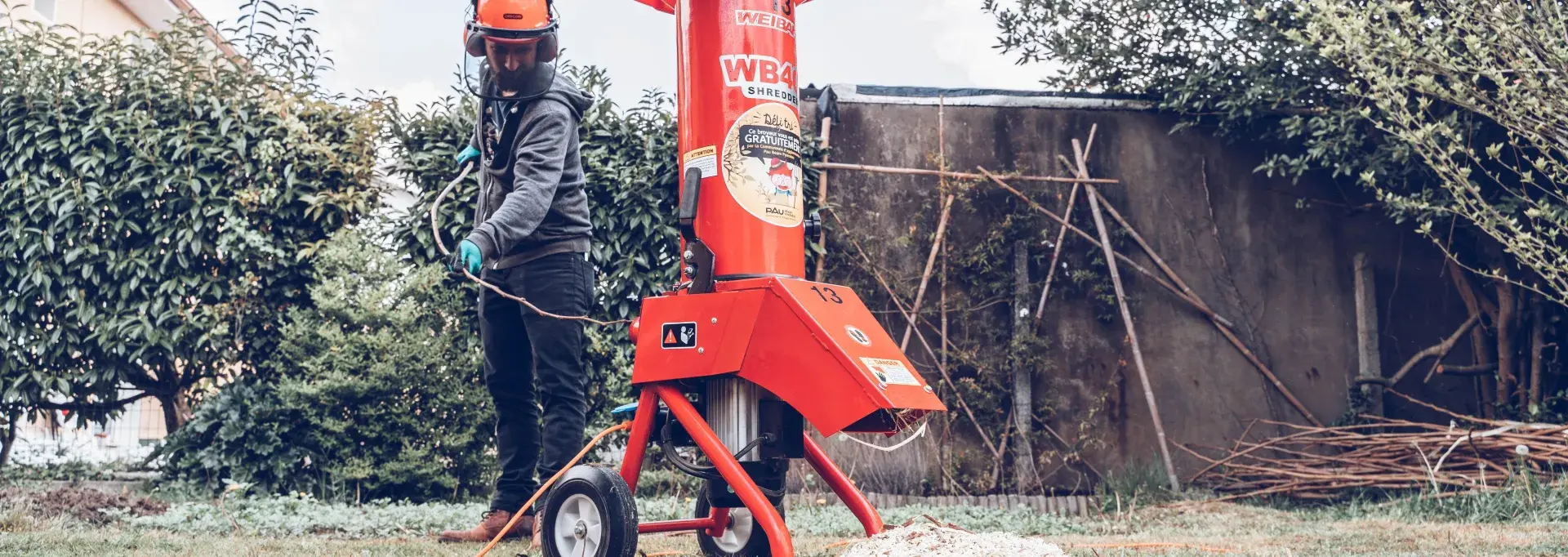 Une personne en train de se servir d'un broyeur
