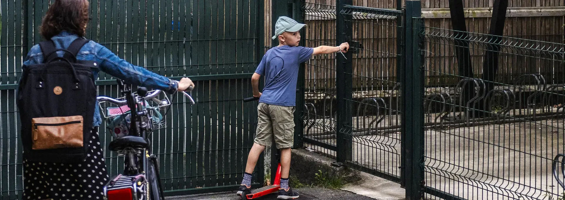 Un enfant qui arrive à l'école en vélo