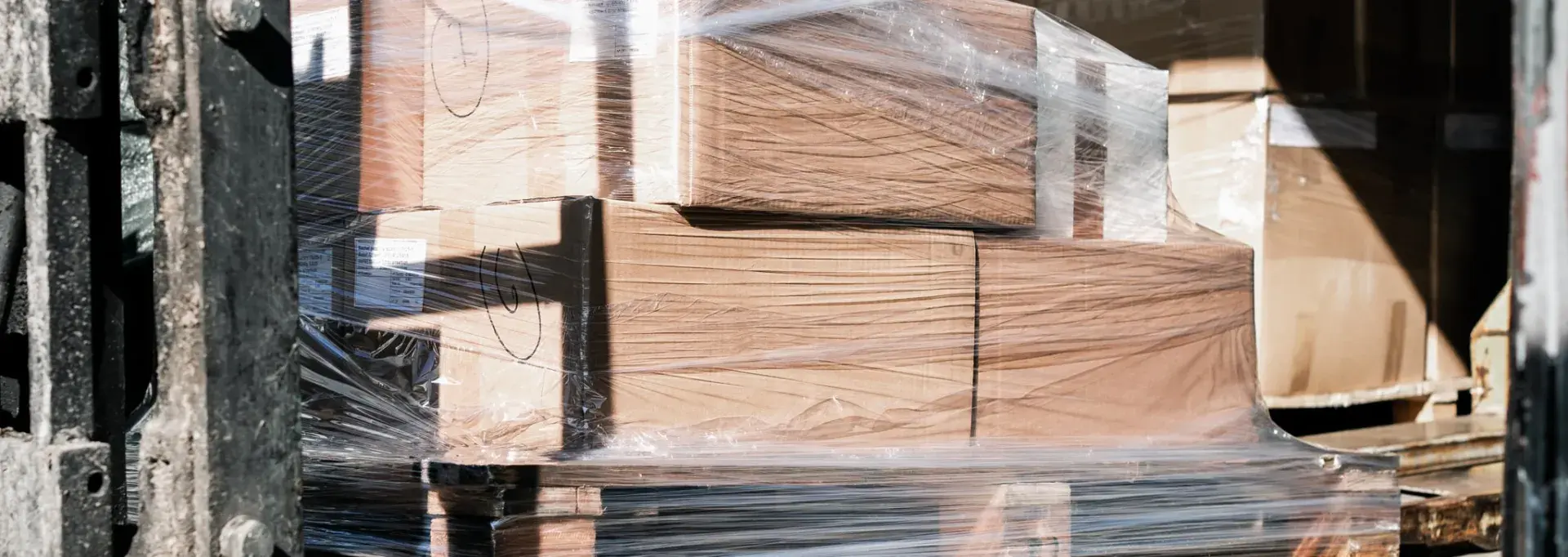 Des cartons sur un transpalette 