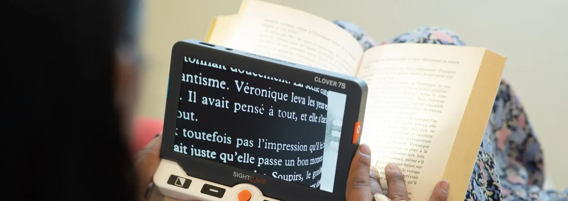Une personne handicapé en train de lire