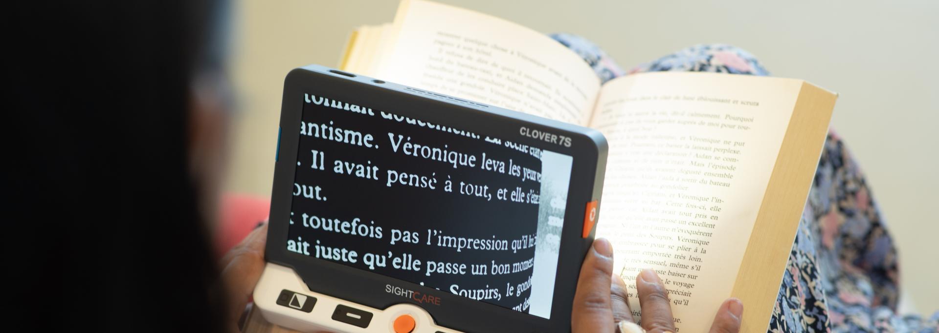 Une personne handicapé en train de lire