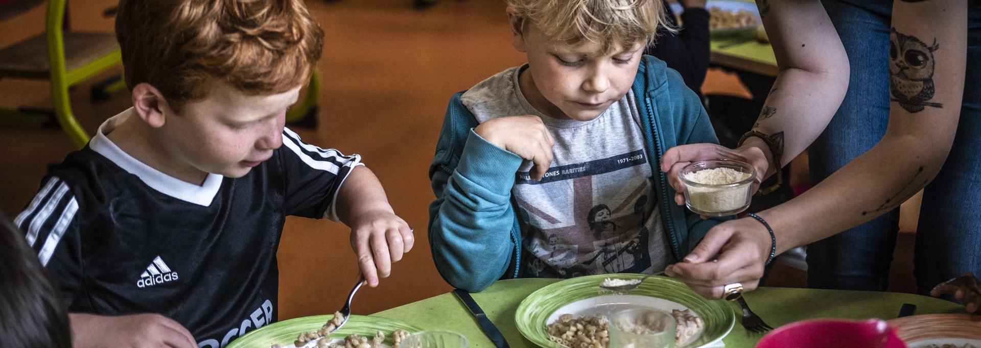 Un moment de repas dans les cantines