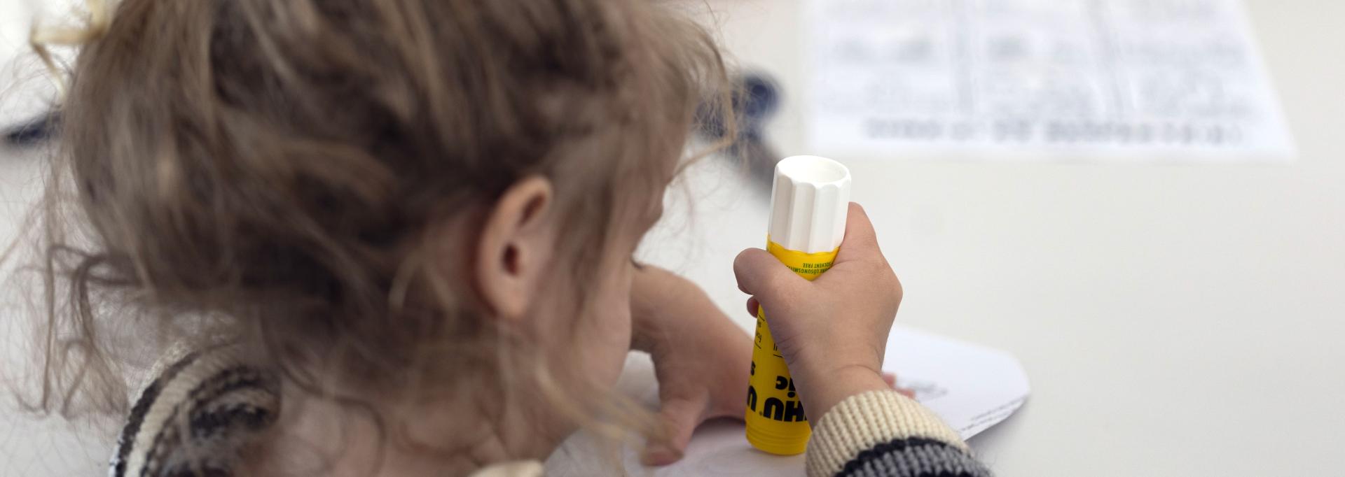 Une enfant en pleine activité manuelle