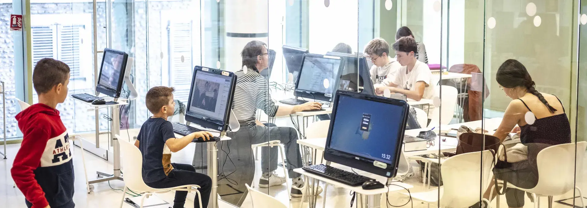 Un cours d'informatique à la bibliothèque André Labarrère 