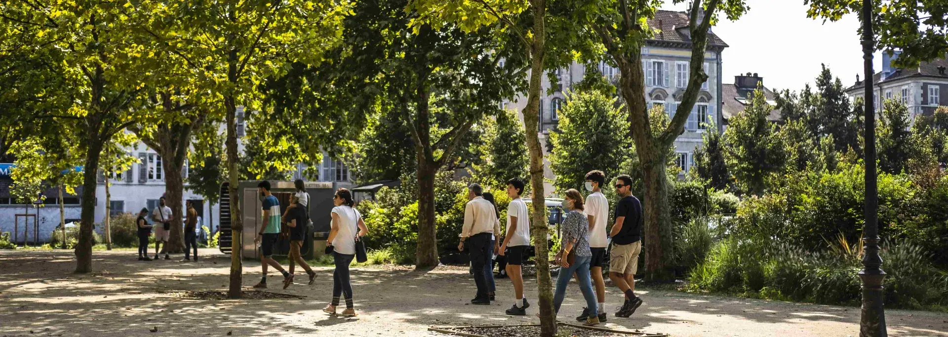 Des gens en train de marcher place Verdun