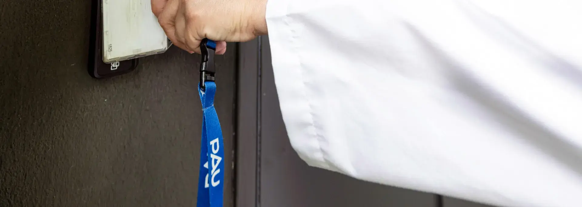 Un agent en train de bagder