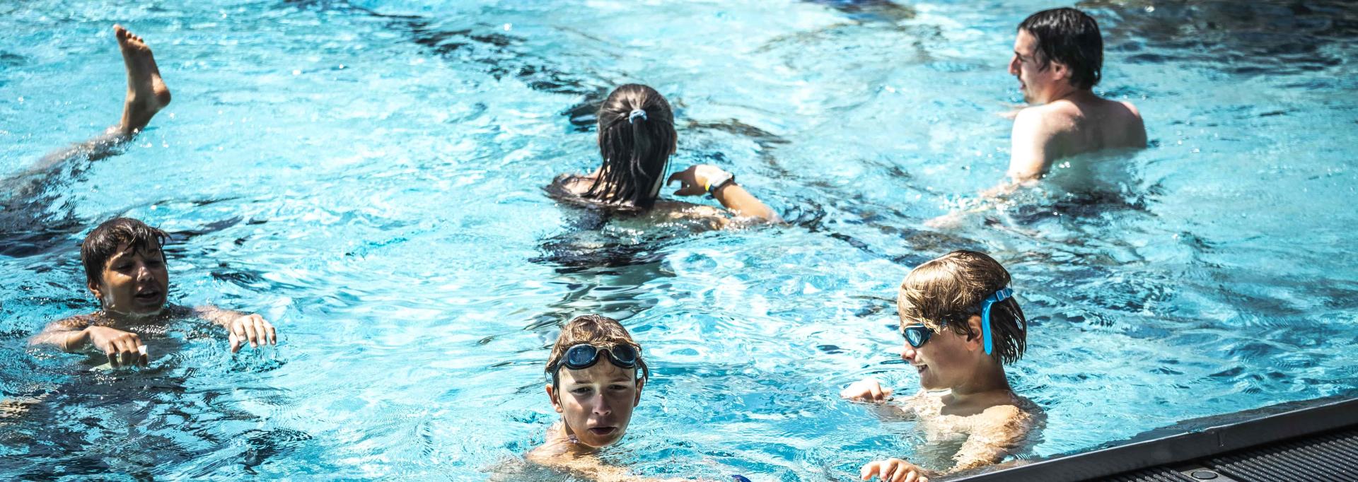 Des enfants au stade nautique Des enfants au stade nautique
