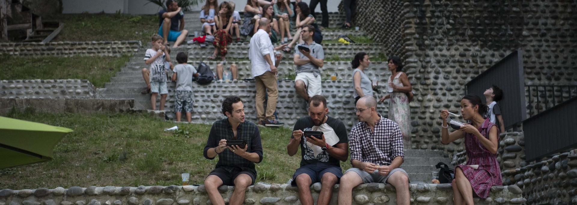 Des personnes mangeant des plats à emporter au Hédas