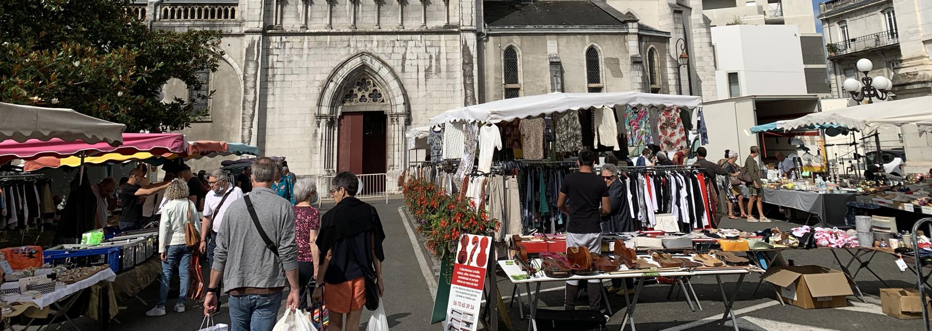 Marché place de la libération à Pau