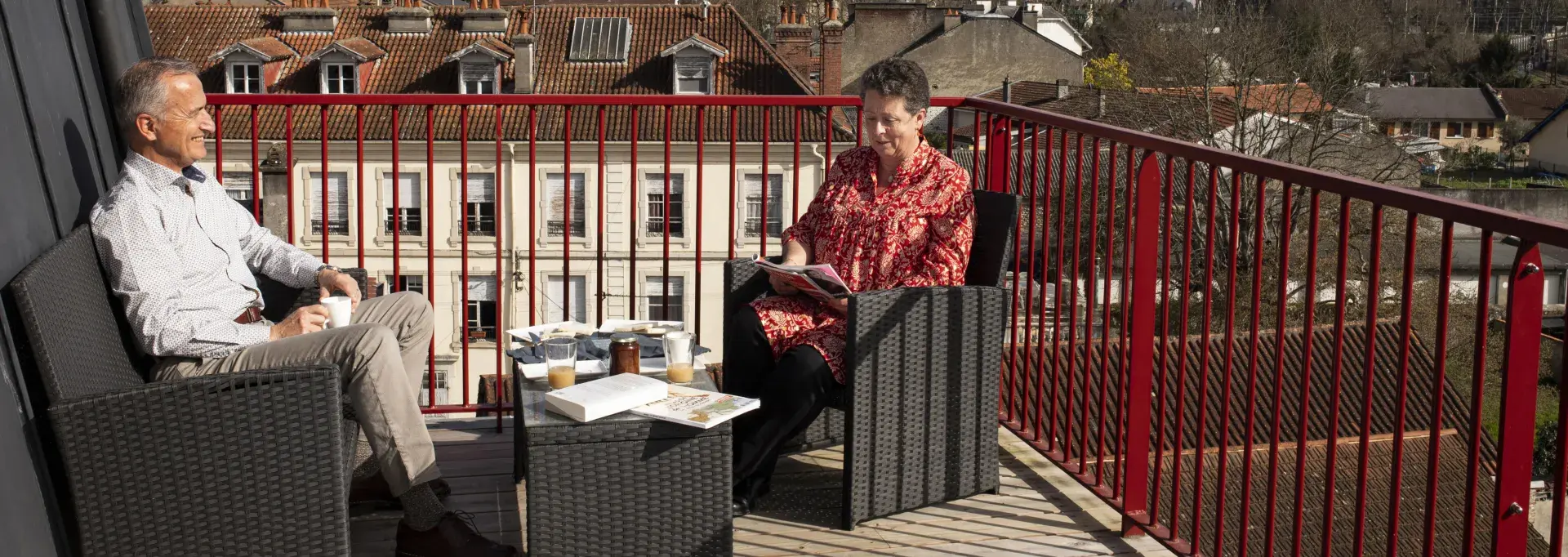 Deux séniors dans leur appartement à Pau