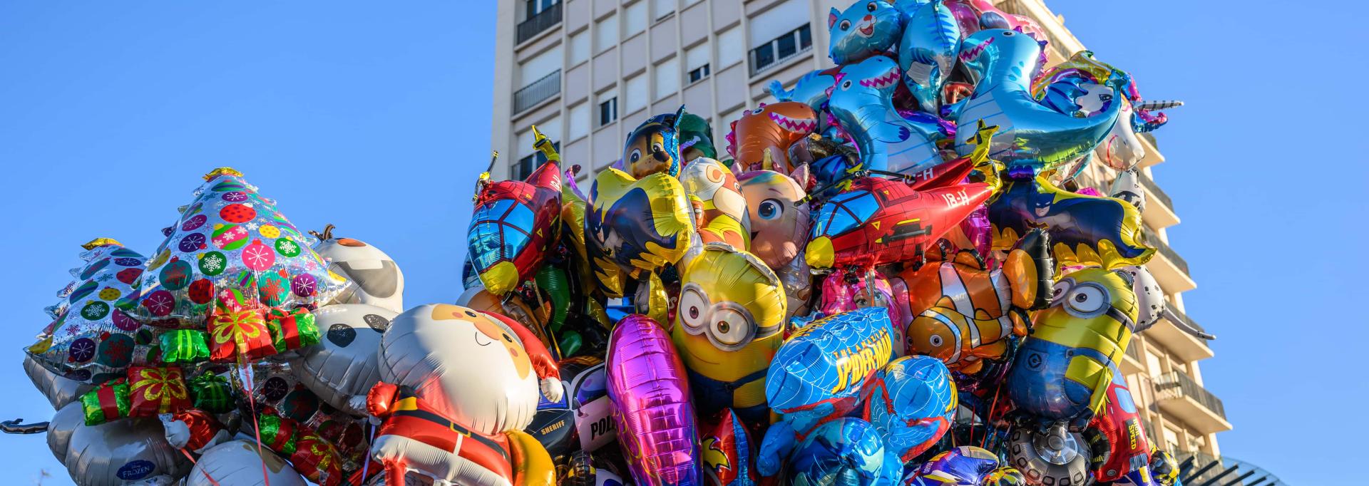 Vendeur de ballons sur le marché de noël à Pau 