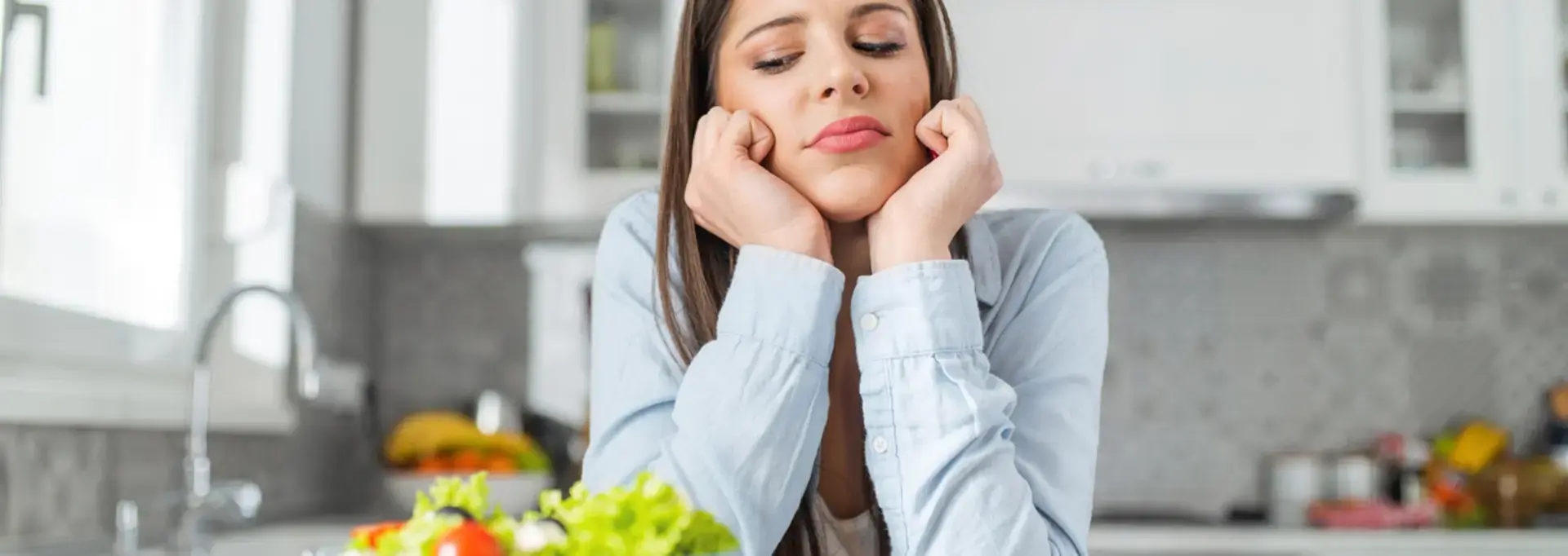 L’adolescente choisit entre les beignets et la salade de légumes