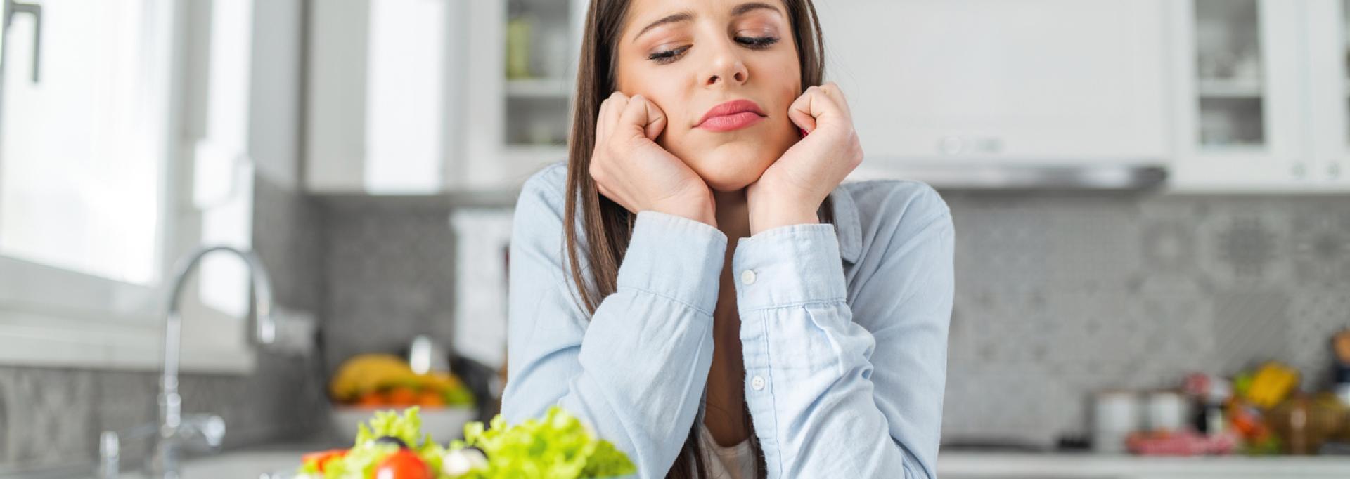 L’adolescente choisit entre les beignets et la salade de légumes